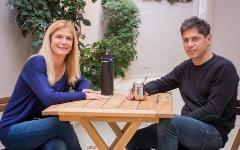 Kicillof prepara una cumbre de intendentes en La Plata para potenciar su campaña