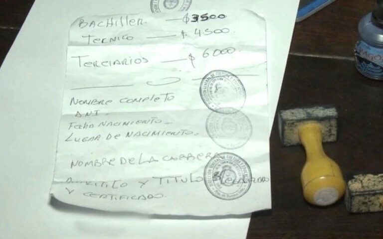 Cae banda que falsificaba títulos secundarios y universitarios y los cobraba hasta 20.000 pesos