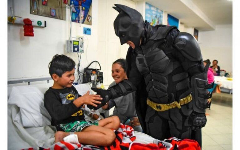 El Batman solidario: “No hay que esperar a que pase una tragedia para ayudar”