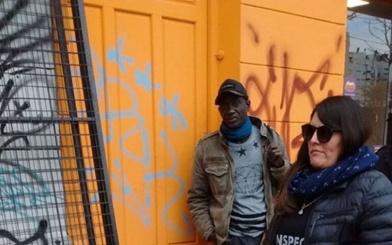 Contra la venta ambulante: denuncian una “caza” ilegal de vendedores senegaleses en La Plata