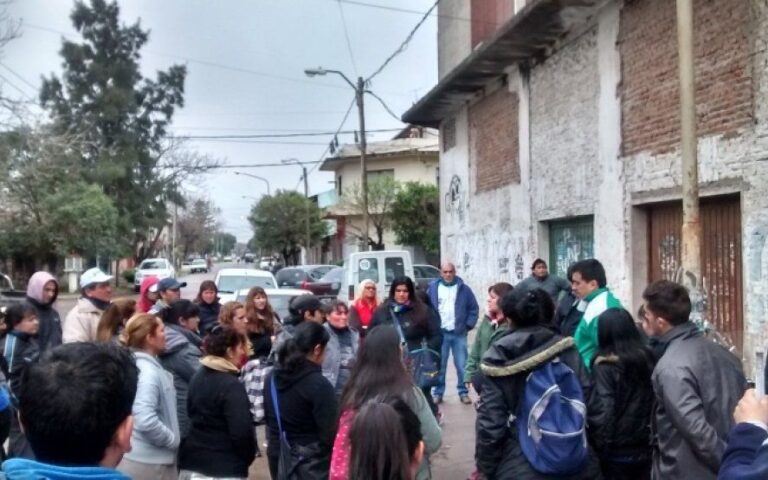 La fábrica de mielcitas sigue ocupada por los empleados a casi un mes de su cierre