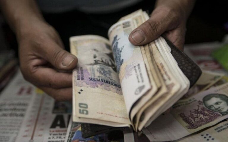 El gobierno oficializó el bono de cinco mil pesos para estatales nacionales, fuerzas armadas y de seguridad