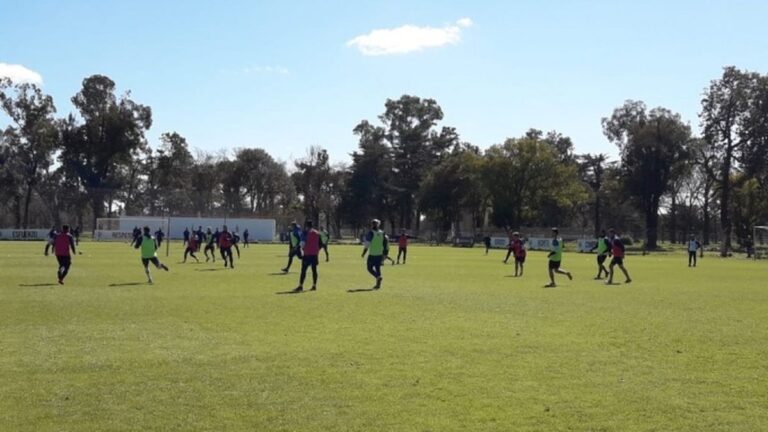 Rodó la pelota en Abasto a la espera del DT