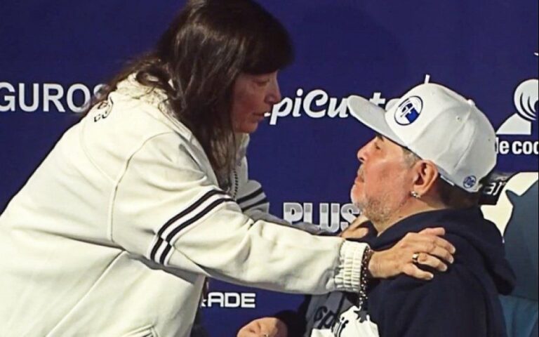 Maradona habló sobre la crisis del país, lanzó un mensaje a “los yanquis” y fue abrazado por la hermana de CFK