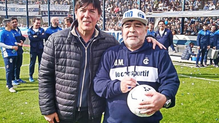 Lugones, la foto con Maradona y la reprobación del Bosque