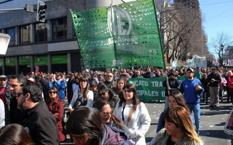 Con una batería de reclamos hacia Vidal, estatales realizan una jornada de protesta con movilización