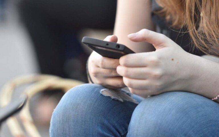 Beca Progresar: muchos alumnos quedarán excluidos del beneficio de 300 pesos para crédito de celular