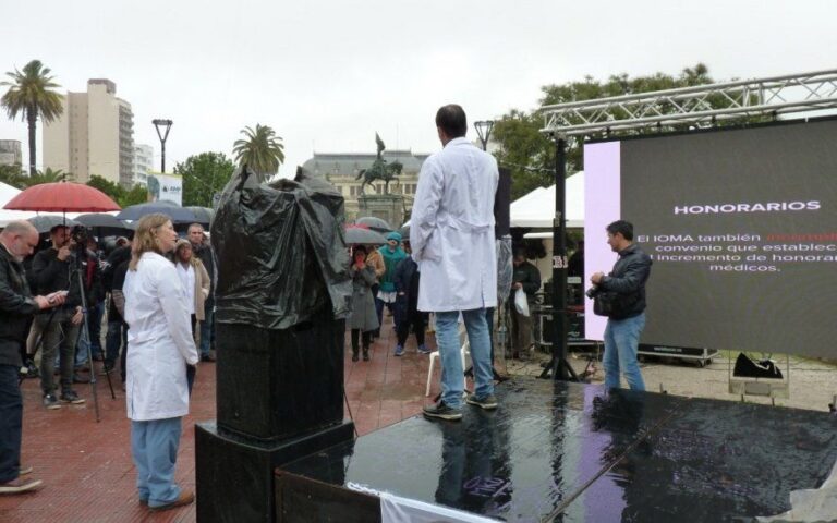 Profesionales de la salud anunciaron que aplicarán el nuevo nomenclador desde el lunes para afiliados a IOMA
