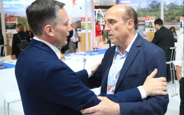 Gray se reunió con el candidato a presidente del Frente Amplio de Uruguay y crece la alianza del PJ con el país vecino