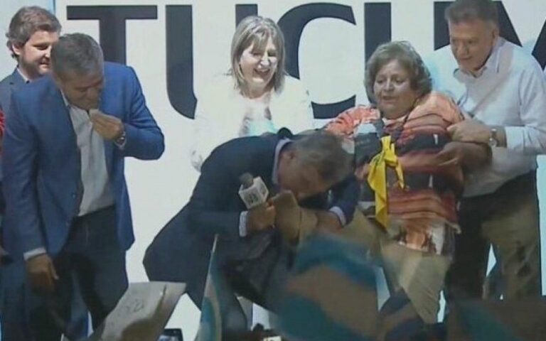Macri le respondió a Kicillof, luego besó los pies a una mujer y agitó el pañuelo celeste en Tucumán