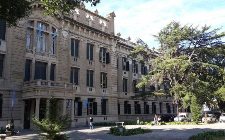 Suspenden las clases en escuelas y facultades del Bosque por el acto de Cristina, Kicillof y Magario