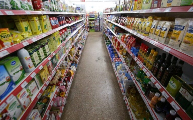 Las ventas en shopping cayeron casi 100% en abril y en supermercados hubo una leve suba
