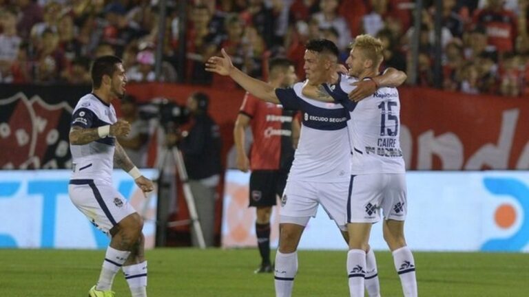 Gimnasia goleó a Newell´s y llega entonado al clásico