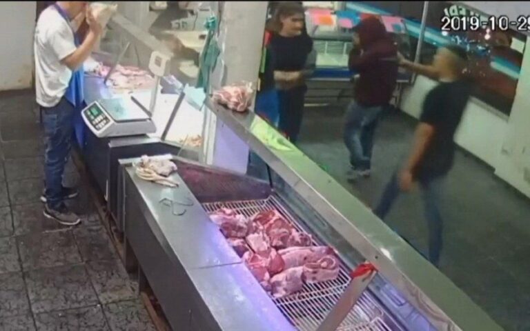 Cinco delincuentes armados irrumpieron en una carnicería y se tirotearon con un policía