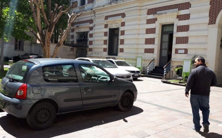 El Clio de la campaña y la ovación de los trabajadores, las perlitas del desembarco de Kicillof en La Plata