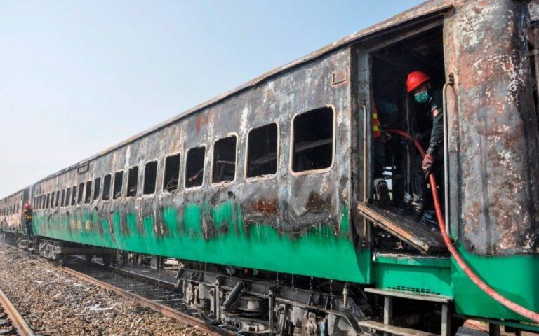 Conmoción en Pakistán: más de 70 muertos tras el incendio de un tren de pasajeros
