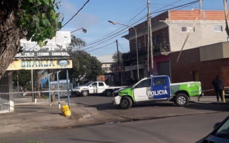 Analizan los tatuajes en procura de identificar a la mujer que asesinaron y abandonaron semidesnuda en la calle