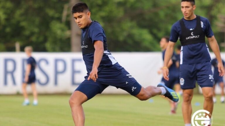 Un entrenamiento marcado por el futuro de Maradona