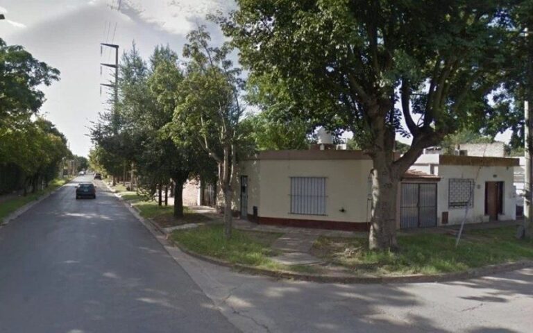 Asesinó a puñaladas a su ex mujer en la puerta de su casa y lo detienen los vecinos: casi lo linchan