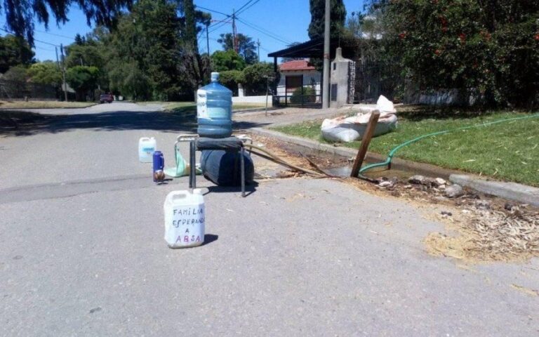“Familia esperando a ABSA”, la ocurrente protesta de un bahiense que se quedó sin agua en pleno verano