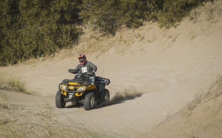 Otra vez los cuatriciclos: hay un turista herido de gravedad tras volcar en las playas de Carilo