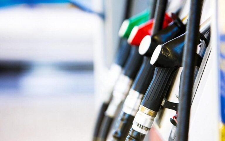 Las estaciones de bandera blanca se quejan del congelamiento de precios del combustible