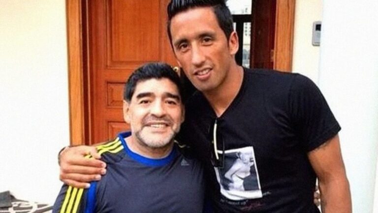 Maradona tiene su goleador: Lucas Barrios se suma al Lobo