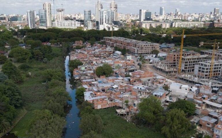 La Provincia se alinea a la necesidad de urbanizar las villas, pero sin un programa como en Nación