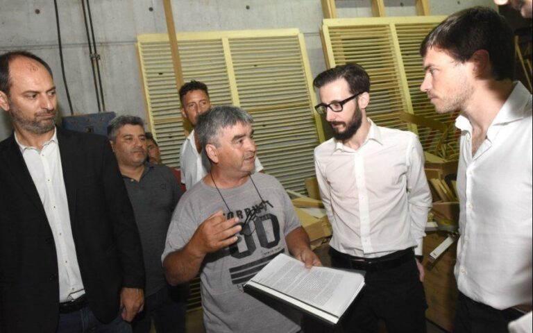 Teatro Argentino: claves del “manifiesto” que los trabajadores le entregaron a Costa y a Simone