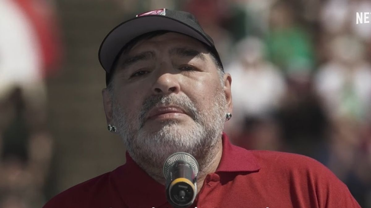 Maradona vuelve a Netflix y cambia su histórica frase: ahora, “la pelota sí se mancha”