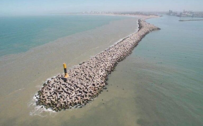 Temporal en Necochea: mirá el momento en que las olas y el viento derribaron el faro de la escollera sur