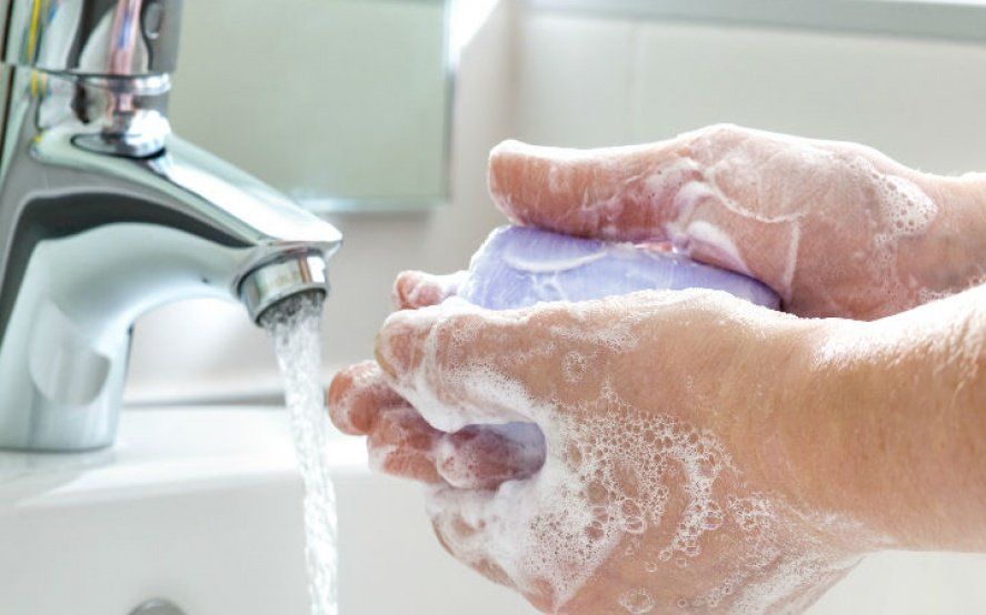 La importancia del lavado de manos antes y durante el proceso de preparación.