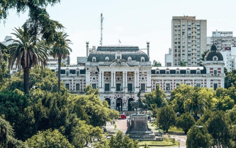 La Provincia distribuirá 4 mil millones a los municipios, que piden más del doble para no quedar en rojo
