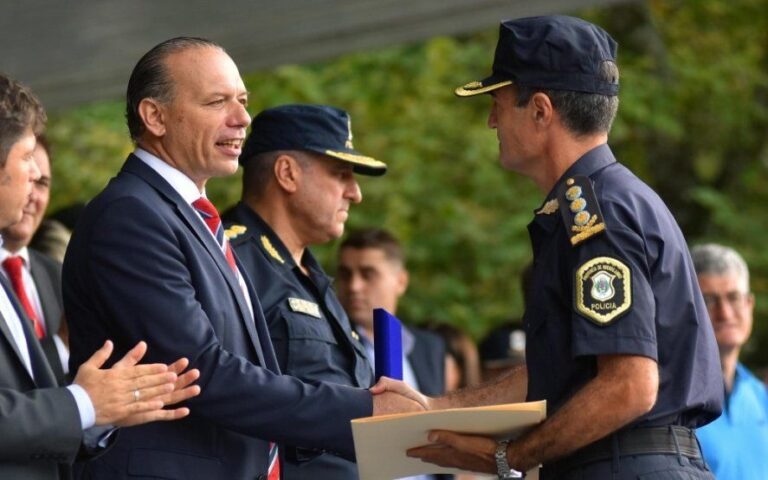 Berni arengó a la Policía y le pidió “defender esta bandera o perder la vida”