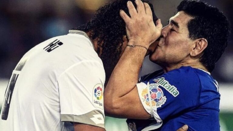 “Mucha fuerza, mago”: el saludo de Maradona para Ronaldinho