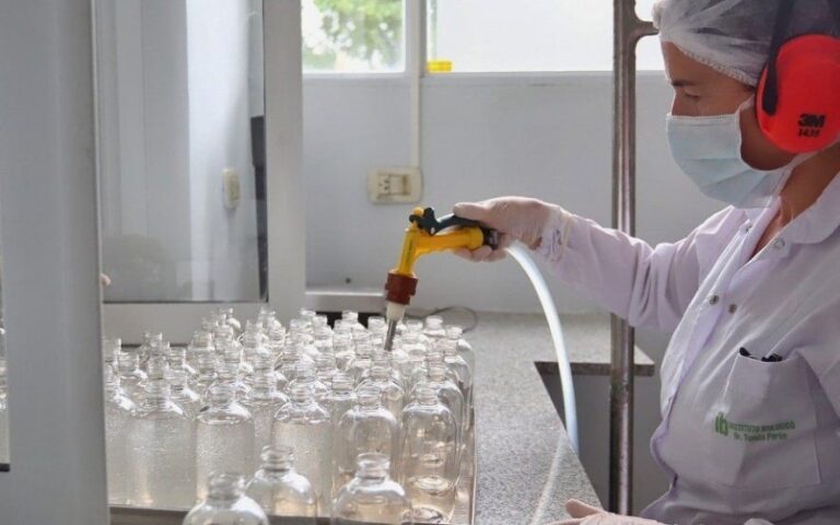 Los trabajadores de la salud destinados a tratar el coronavirus cobrarán un plus de $5.000 por cuatro meses