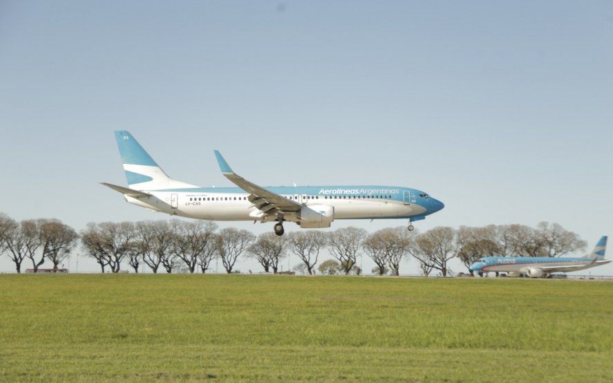 El protocolo para vuelos establece que no se entregarán mantas, almohadas, comida ni auriculares