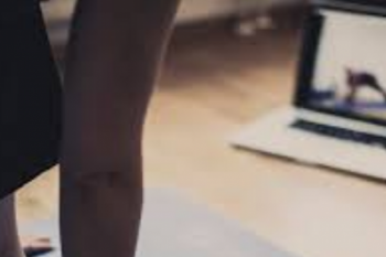 estaba dando una clase de yoga por instagram y fue acosada por un seguidor