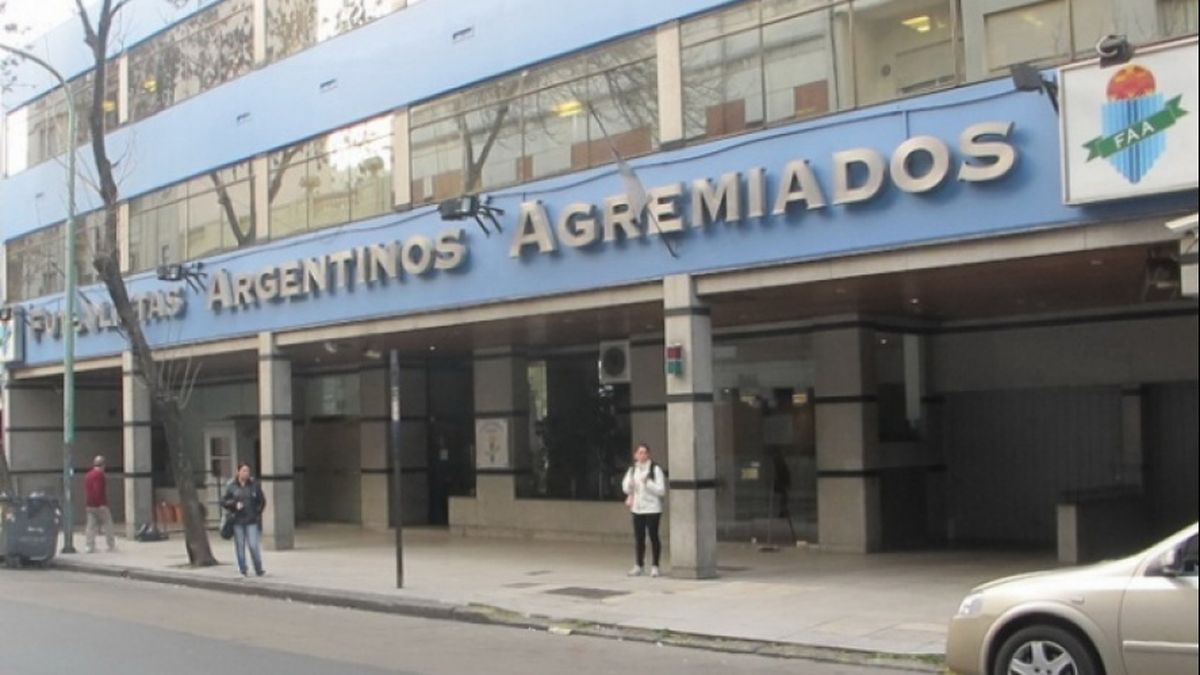 Recorte de salarios y torneo de 30 equipos, el eje de la reunión de capitanes de la Superliga que convocó Sergio Marchi
