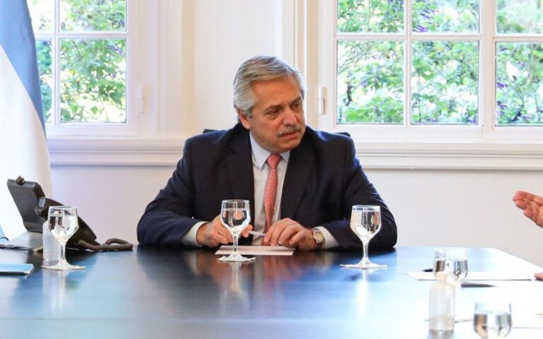 Según una encuesta, Alberto Fernández le ganaría una elección presidencial a Cristina y a Macri