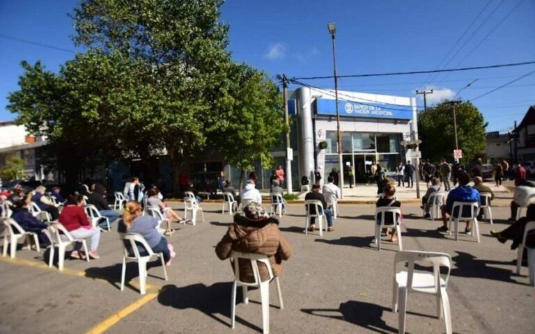 Jubilados y pensionados con DNI terminados en 9 cobran hoy los haberes de abril
