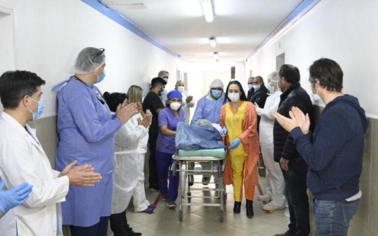 Abuela de 97 años venció al coronavirus: así recibió el alta de sus médicos