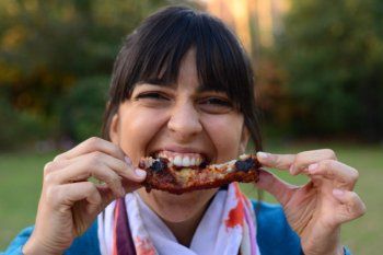 perderle el miedo al primer asado: los consejos de felicitas pizarro, la cocinera influencer apasionada por la parrilla