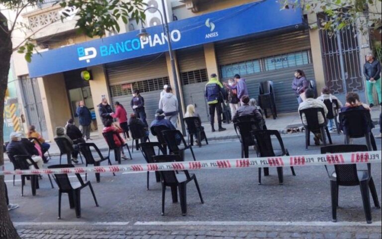 Cobran hoy jubilados y pensionados con haberes superiores a $18.952 que tengan DNI terminados en 4 y 5