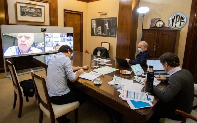 Kicillof se reunió con intendentes y afirmó: “El único remedio que existe es evitar la movilidad”