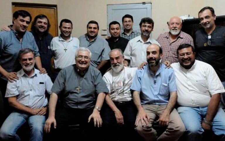 “En los barrios populares la muerte llega antes que la ambulancia”: el reclamo de 40 curas villeros del AMBA