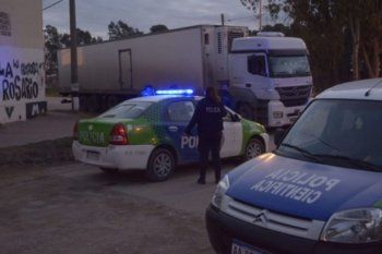 balearon a un camionero y tomaron a una mujer de rehen en un mercado de frutas