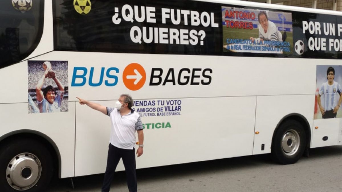 Un candidato a presidente recorre España en un micro con la imagen de Maradona