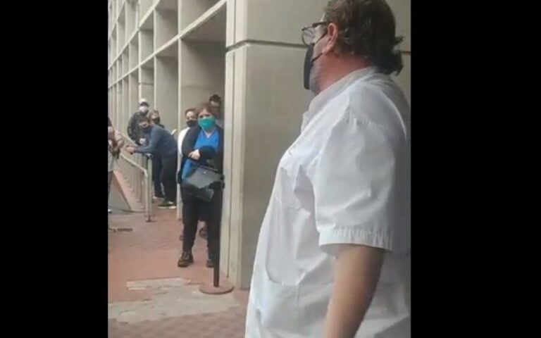 Médico alertó la falta de distancia en la fila del banco: así reaccionó la gente