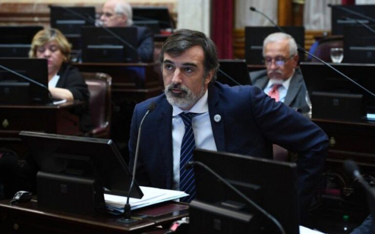 Esteban Bullrich propone un “fondo solidario” reduciéndole el sueldo a los estatales